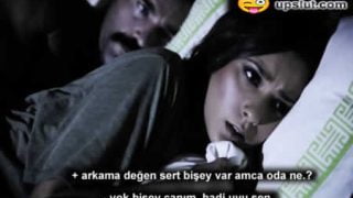 Kalçaya Yaslayan Cici Babasının Sikini Hissedince Ürktü