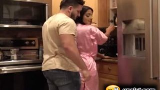 Çekmeye Uzanan Yengesini Arkadan Kalkık Sikle Dürtükledi