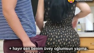Kalçadan Dürtüklediği Üvey Anneye Sikmeye Yalvarıp Değdirdi
